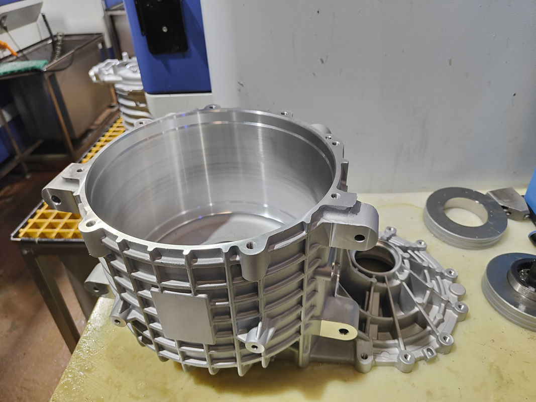อัลลูมิเนียมเหล็กผสมแบบจําเพาะ Die Casting EV Drive Motor Housing สําหรับรถไฟฟ้า